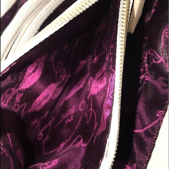 BETSEY JOHNSON White crossbody with studded black bow studded black handle strap - Picture 5 of 6